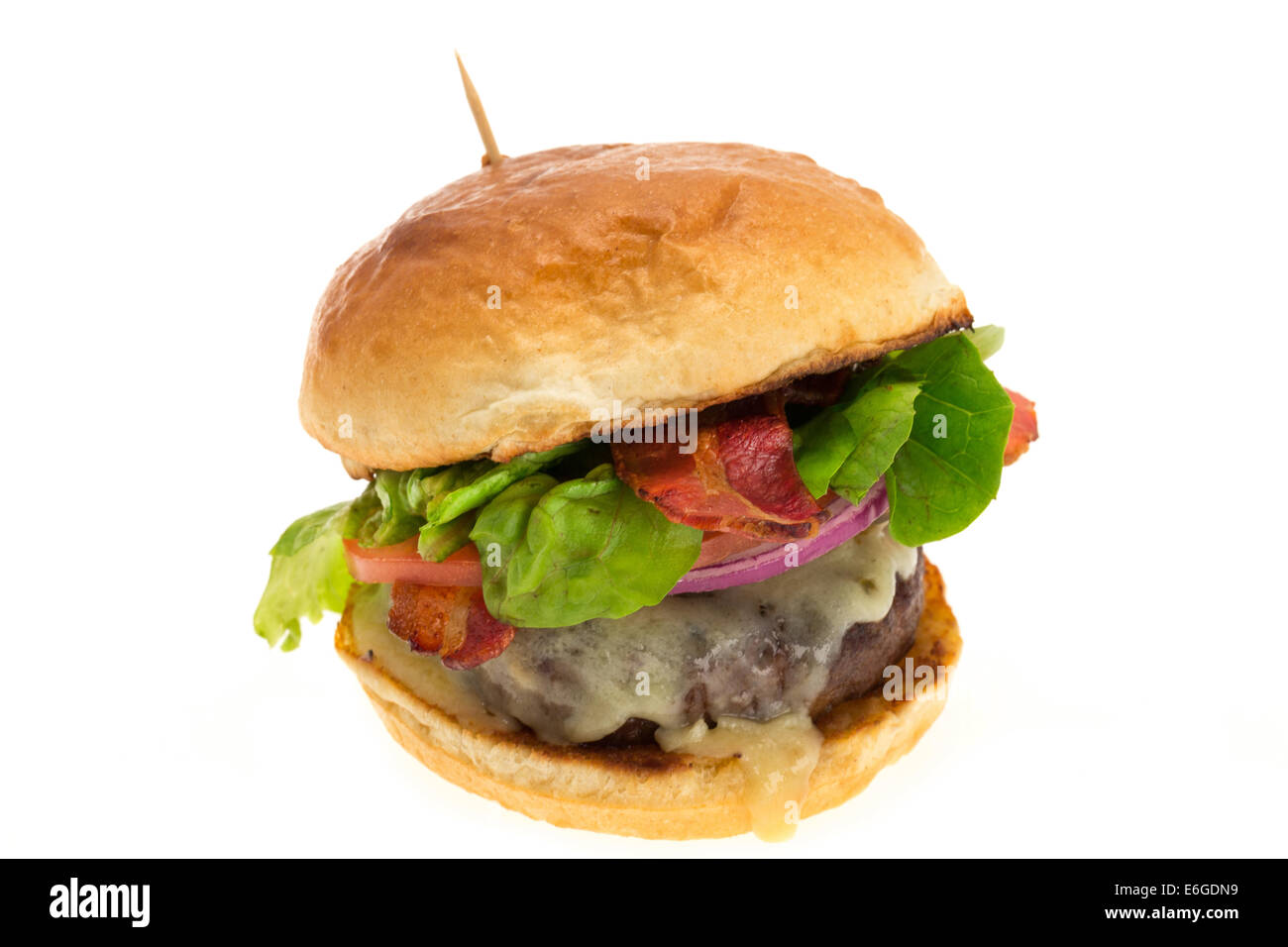 Cheeseburger avec bacon servi dans un petit pain brioché - studio photo avec un fond blanc Banque D'Images