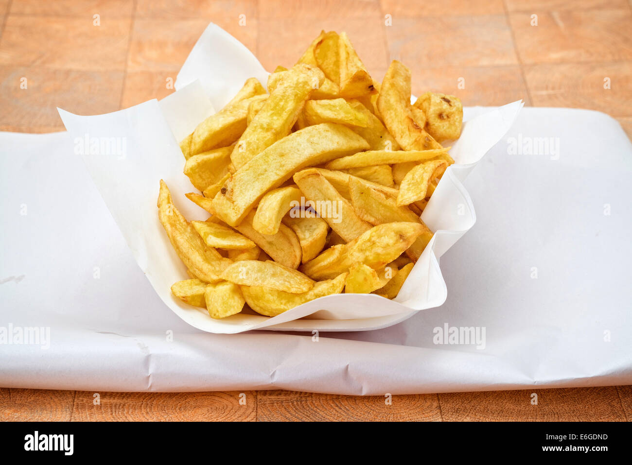 Frites Chunky ou chips servis sur un plat à emporter et papier Banque D'Images