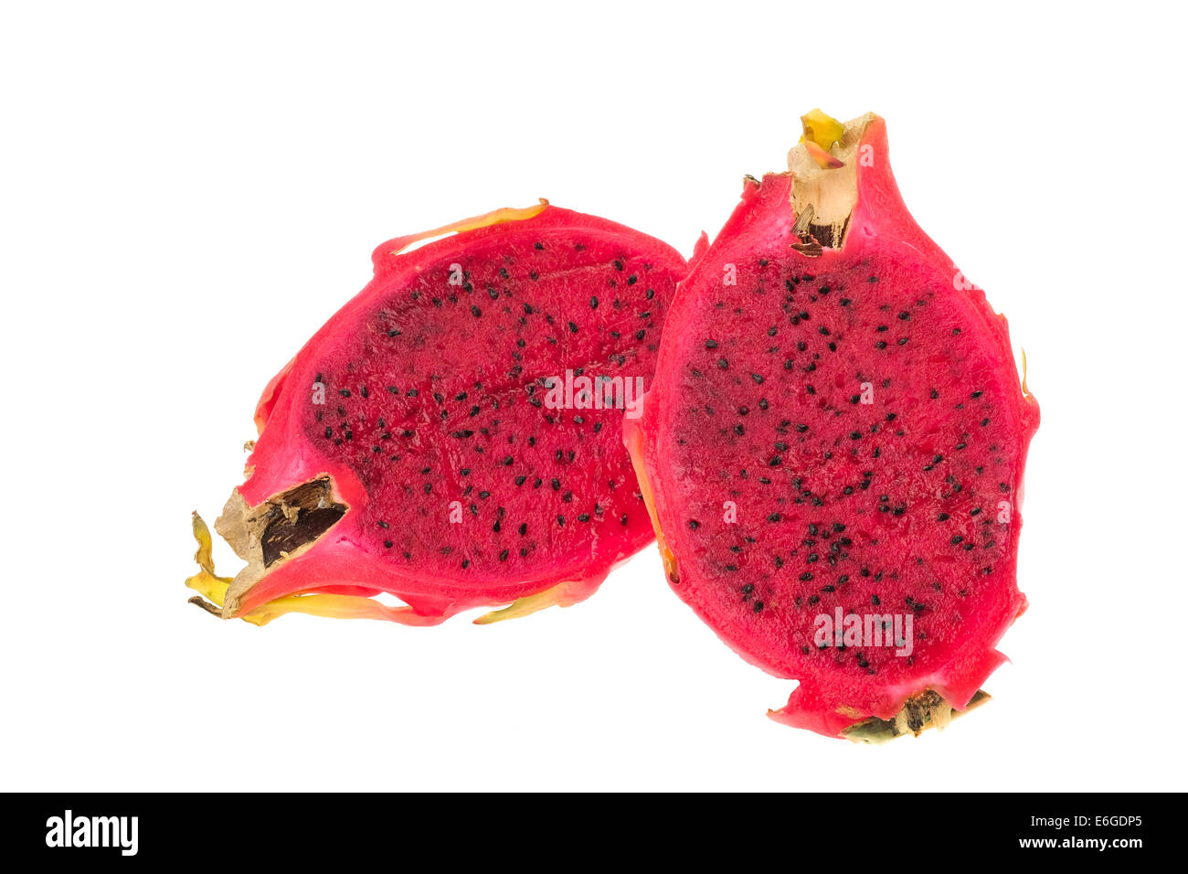 Fruit du dragon avec la chair rouge - studio photo avec un fond blanc Banque D'Images