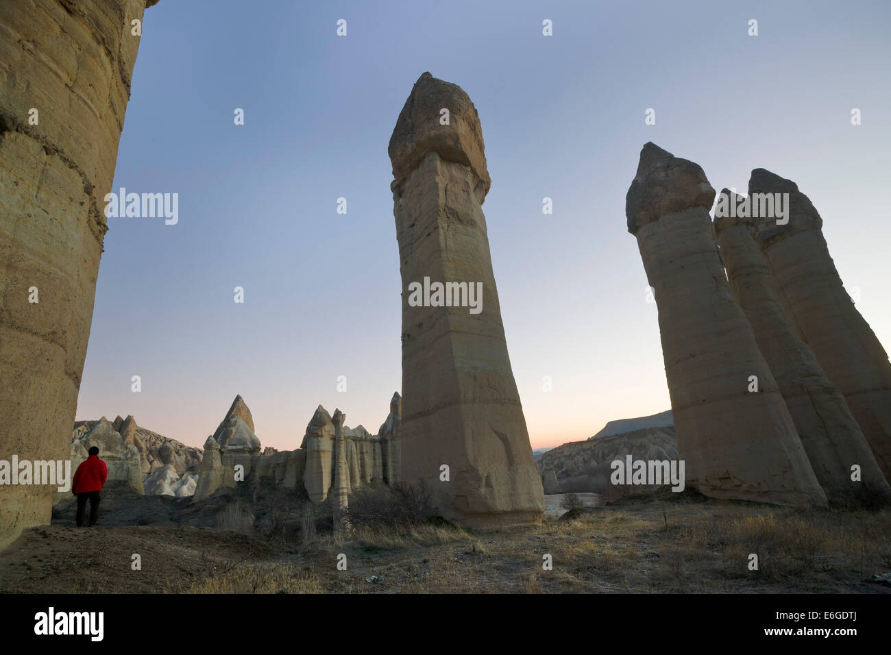 Trekker regardant le coucher du soleil sur la vallée de l'amour, Cappadoce, Turquie Banque D'Images