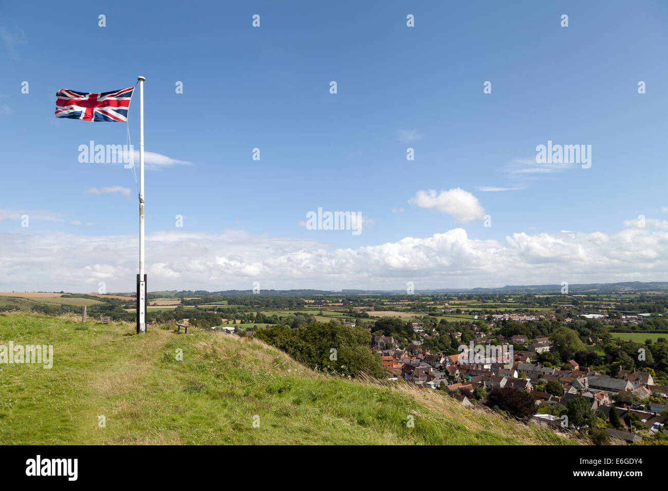 Surplombant la ville de simple dans le Wiltshire, Angleterre à partir de la colline du château. Banque D'Images