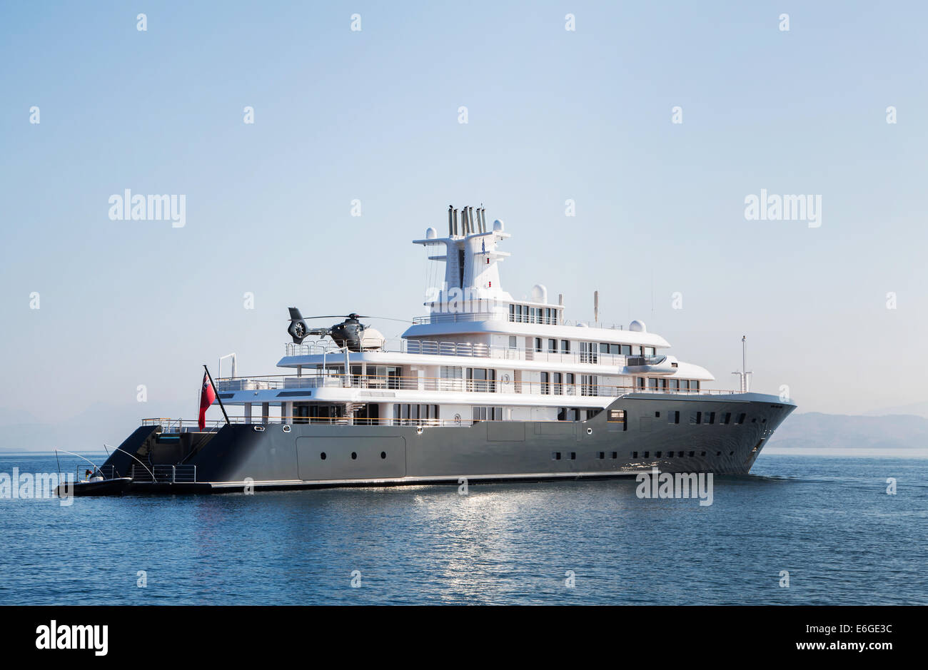 Gigantesque grand luxe et grand ou super mega yacht à moteur. Investissement pour millionnaires ou milliardaires. Banque D'Images
