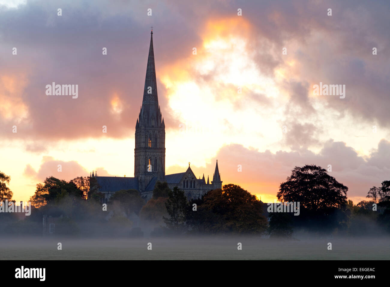 Une couche de brume sur l'eau à côté de la cathédrale de Salisbury prés dans le Wiltshire, Angleterre, photographié au lever du soleil. Banque D'Images