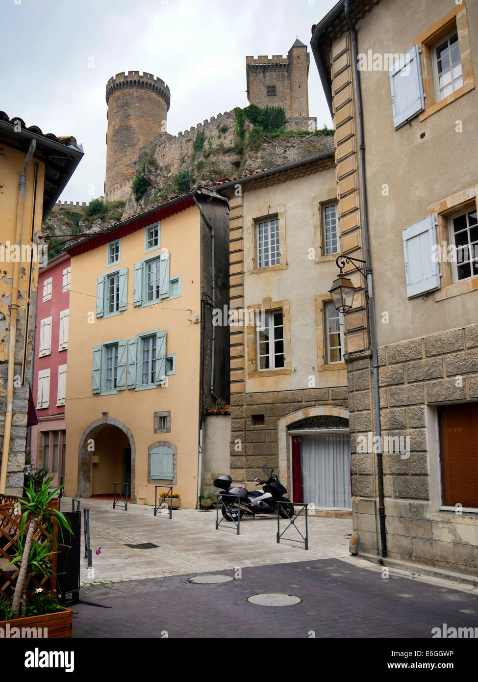 Vieilles rues dans la ville de Foix, France, avec Castle (château) Banque D'Images