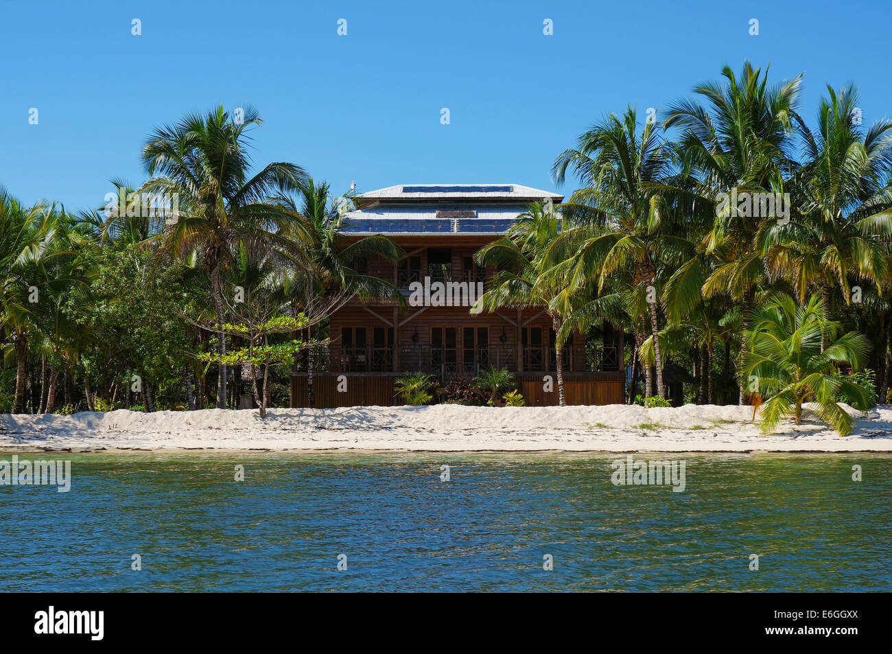 Beach house hors-réseau avec des panneaux solaires sur le toit et d'une végétation tropicale sur une île de la mer des Caraïbes, le Panama Banque D'Images