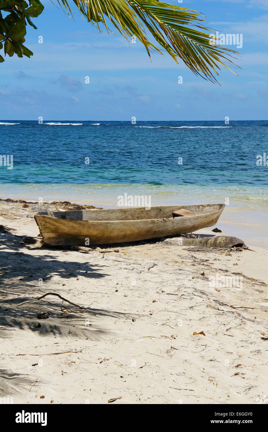 Plage tropicale avec une pirogue sur le sable, la mer des Caraïbes, l'île Zapatilla, Panama Banque D'Images