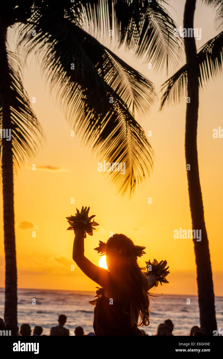 Hawaii,Hawaiian,Honolulu,Waikiki Beach,Kuhio Beach Park,Hyatt Regency Hula Show,public gratuit,Pacific Ocean,femme femme femme femme,danseuse,palmiers,soleil Banque D'Images