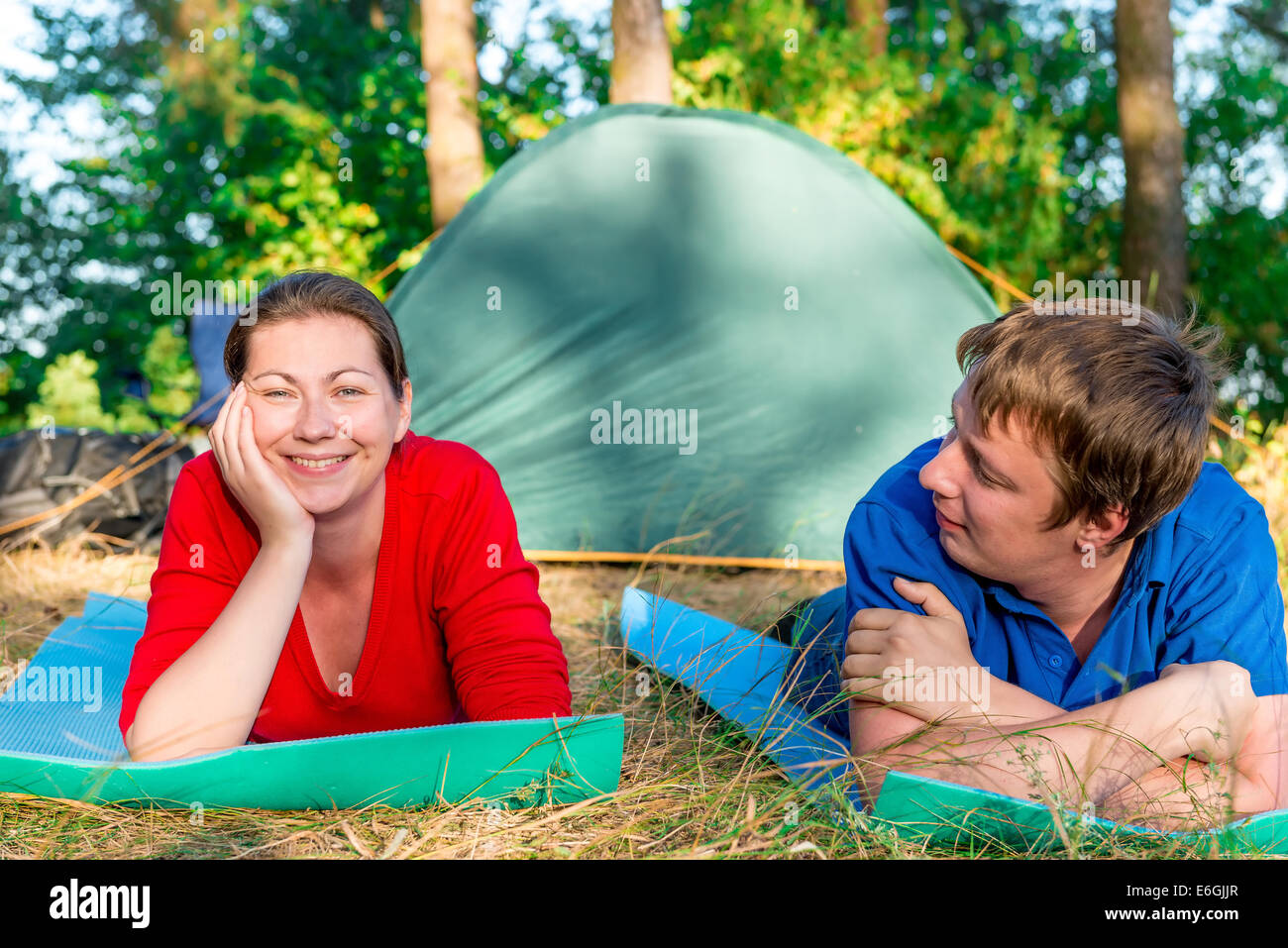 De belles personnes campeurs avec une tente sur la nature Banque D'Images