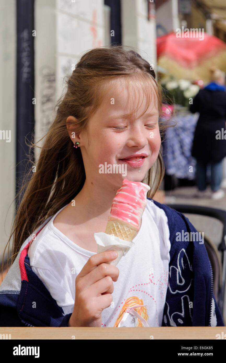 Fille avec de la crème glacée sur Novy Swiat, à Varsovie, Pologne, Europe Banque D'Images