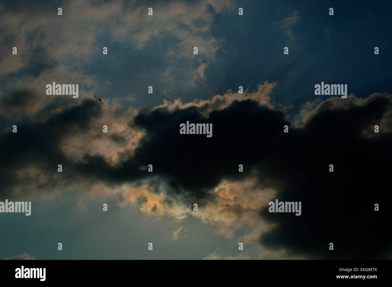 Un hélicoptère en vol,fait de regarder les petites contre un grand ciel. Banque D'Images