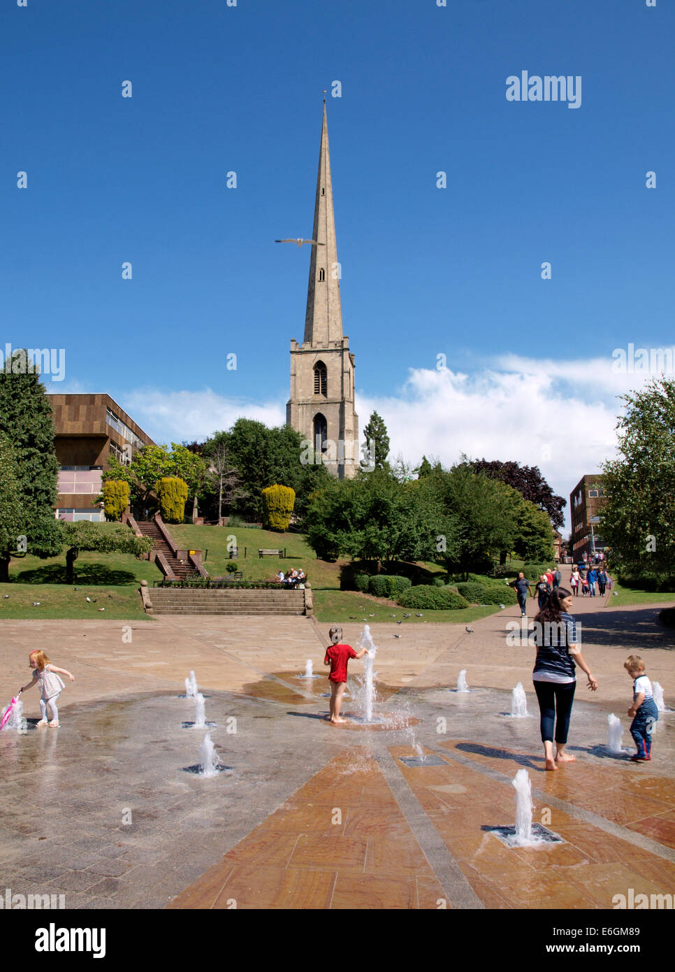 Enfants jouant dans la fontaine située près de l'aiguille (Glover's ou St Andrews Spire), Worcester, Royaume-Uni Banque D'Images