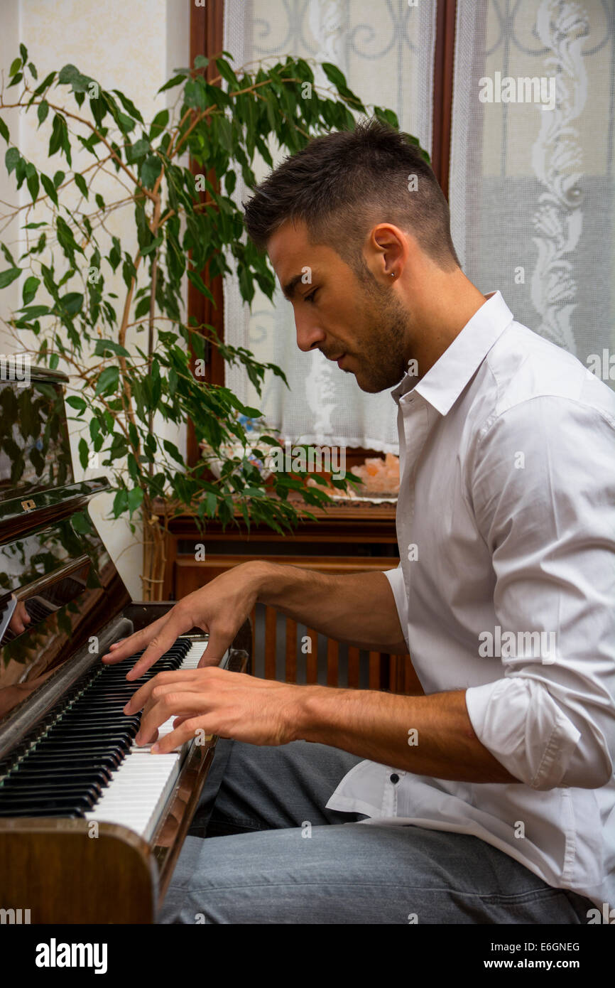 Beau mâle jeune artiste jouant son piano droit classique en bois, portrait  Photo Stock - Alamy