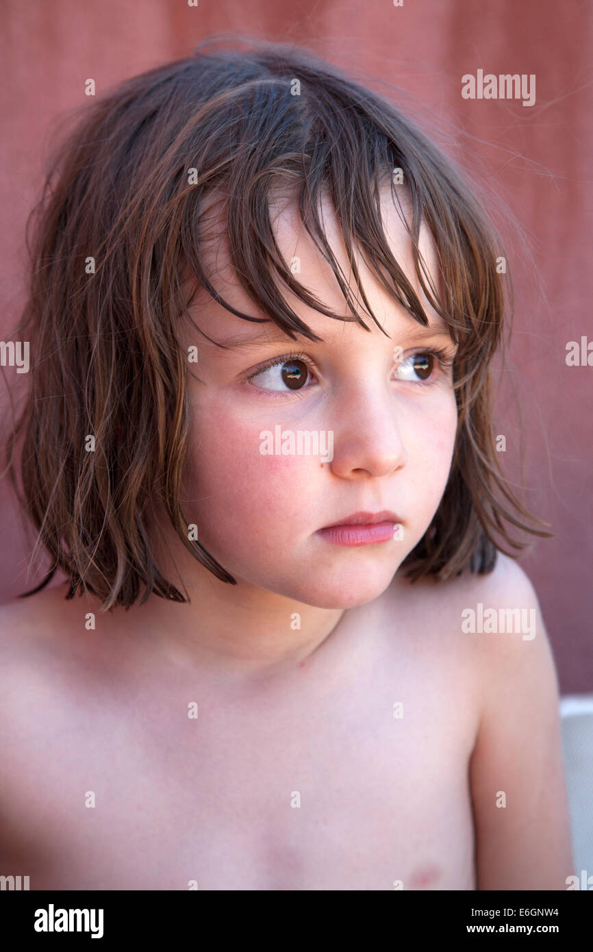 Cinq ans et demi garçon aux longs cheveux bruns. Banque D'Images
