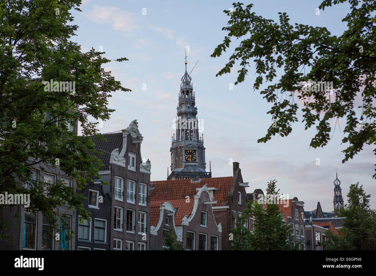 La Oude Kerk (la vieille église) à Amsterdam, l'humeur du soir vu de l'Oudezijds Voorburgwal de maisons anciennes à l'avant. Banque D'Images