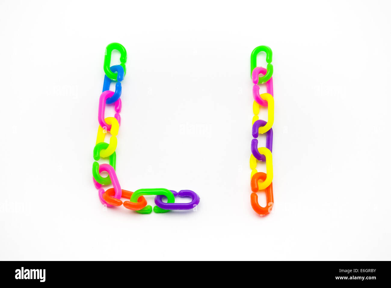 L et l'Alphabet, créé par la chaîne en plastique coloré. Banque D'Images