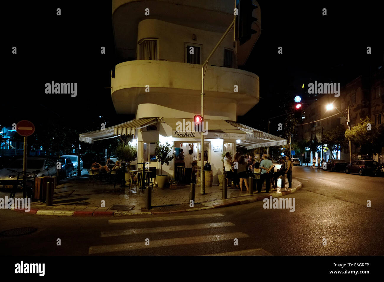 Un café dans un bâtiment dans l'architecture du Bauhaus style dans Yehuda Halevy, dans le centre de Tel Aviv, Israël. Tel Aviv est un site classé au Patrimoine Mondial pour son architecture unique, le plus grand montant de 'International' des bâtiments de style Bauhaus dans le monde (4000). Banque D'Images