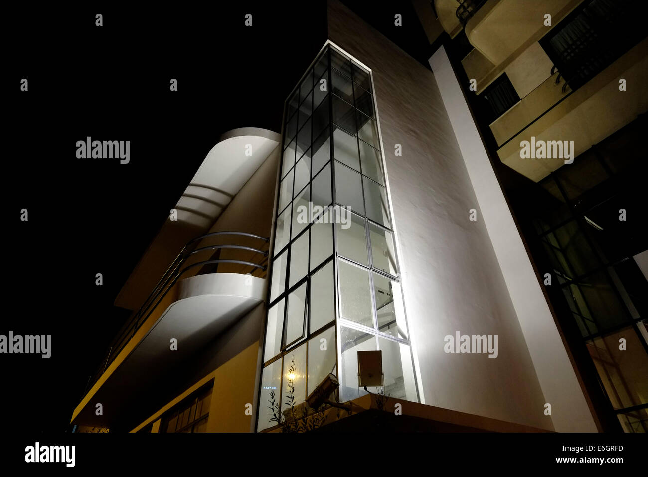 Escalier géométrique des fenêtres d'un bâtiment rénové qui a été construit dans les années 1930 dans l'architecture du Bauhaus style dans Mazeh street centre de Tel-Aviv Israël. Tel Aviv est un site classé au Patrimoine Mondial pour son architecture unique, le plus grand montant de 'International' des bâtiments de style Bauhaus dans le monde (4000). Banque D'Images