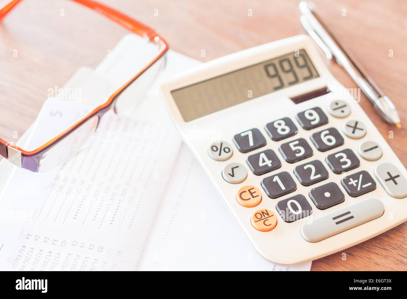 Livret de compte bancaire avec un stylo, calculatrice et lunettes, stock photo Banque D'Images