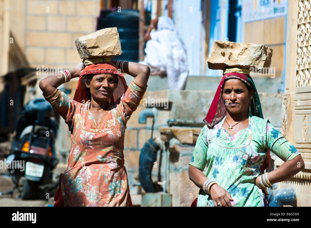 JAISALMER, INDIA - Dec 26 : femmes portent sur leur tête une brique sur un chantier on Fév 26, 2013 dans Jaisalmer, Inde. Banque D'Images