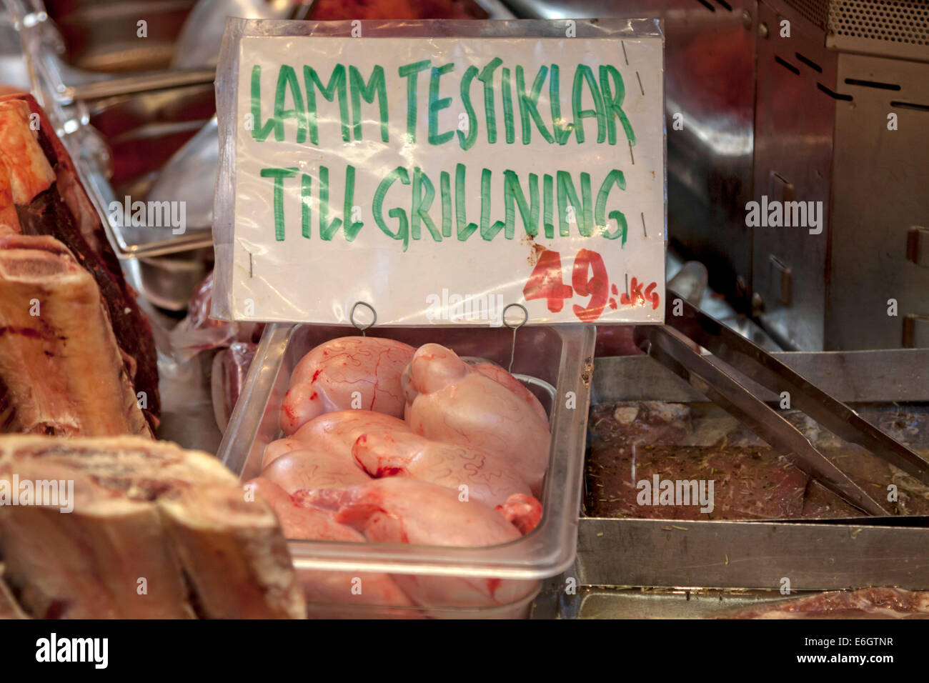 Les testicules d'agneau à la vente à une boucherie à Stora Saluhallen, le plus grand marché couvert de Göteborg, Suède. Banque D'Images