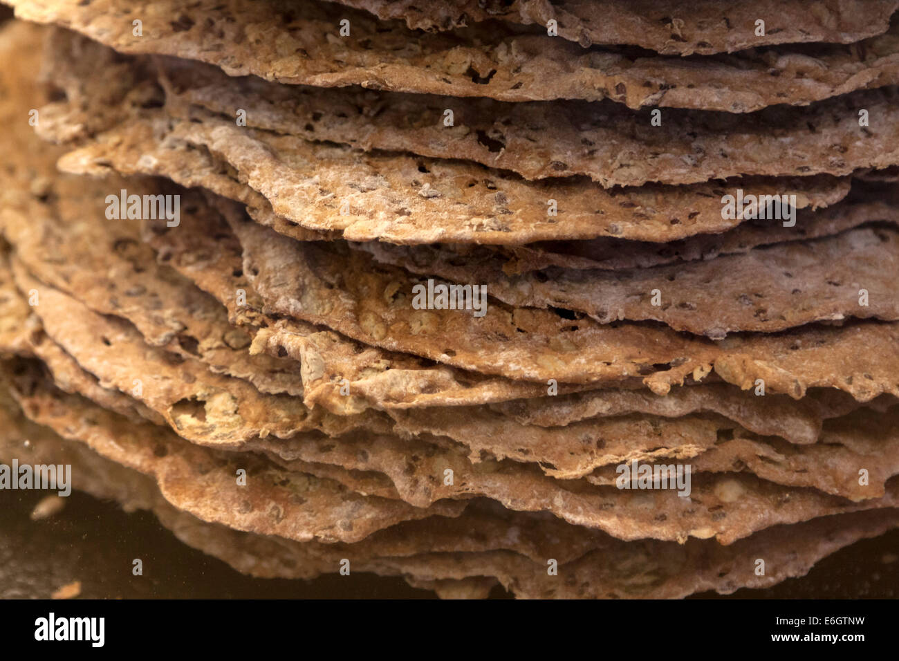 Knäckebrot suédois fraîchement cuits à une boulangerie de Stora Saluhallen, le plus grand marché couvert de Göteborg, Suède. Banque D'Images