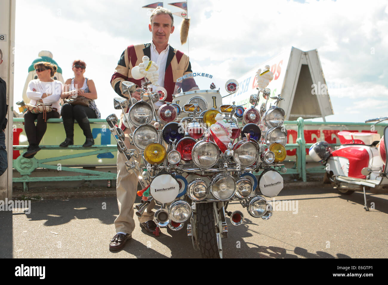 Mod All Weekender, Brighton 2014, Madeira Drive, Brighton, East Sussex, ROYAUME-UNI . Il s'agit d'un rassemblement de la culture Mod britannique événement annuel sur la côte sud de l'Angleterre avec le scooter classique comme mode de transport choisi. 23 août 2014 David Smith Alamy Live News Banque D'Images