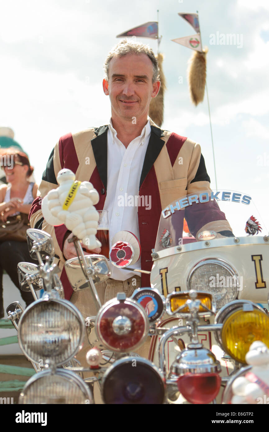 Mod All Weekender, Brighton 2014, Madeira Drive, Brighton, East Sussex, ROYAUME-UNI . Il s'agit d'un rassemblement de la culture Mod britannique événement annuel sur la côte sud de l'Angleterre avec le scooter classique comme mode de transport choisi. 23 août 2014 David Smith Alamy Live News Banque D'Images