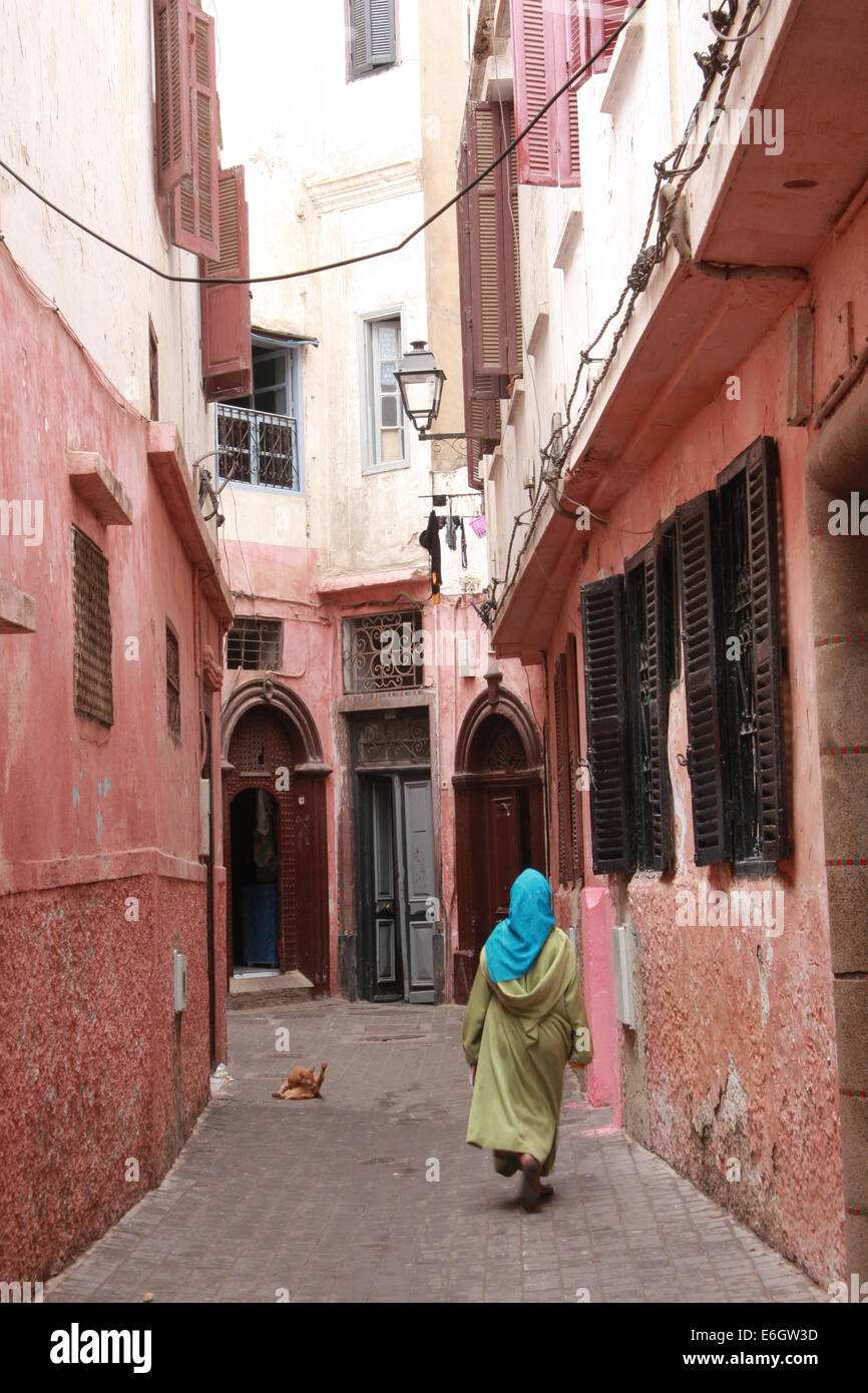 Femmes traditionnelles se réveillant dans un chemin de médina d'un vieux village arabe Banque D'Images