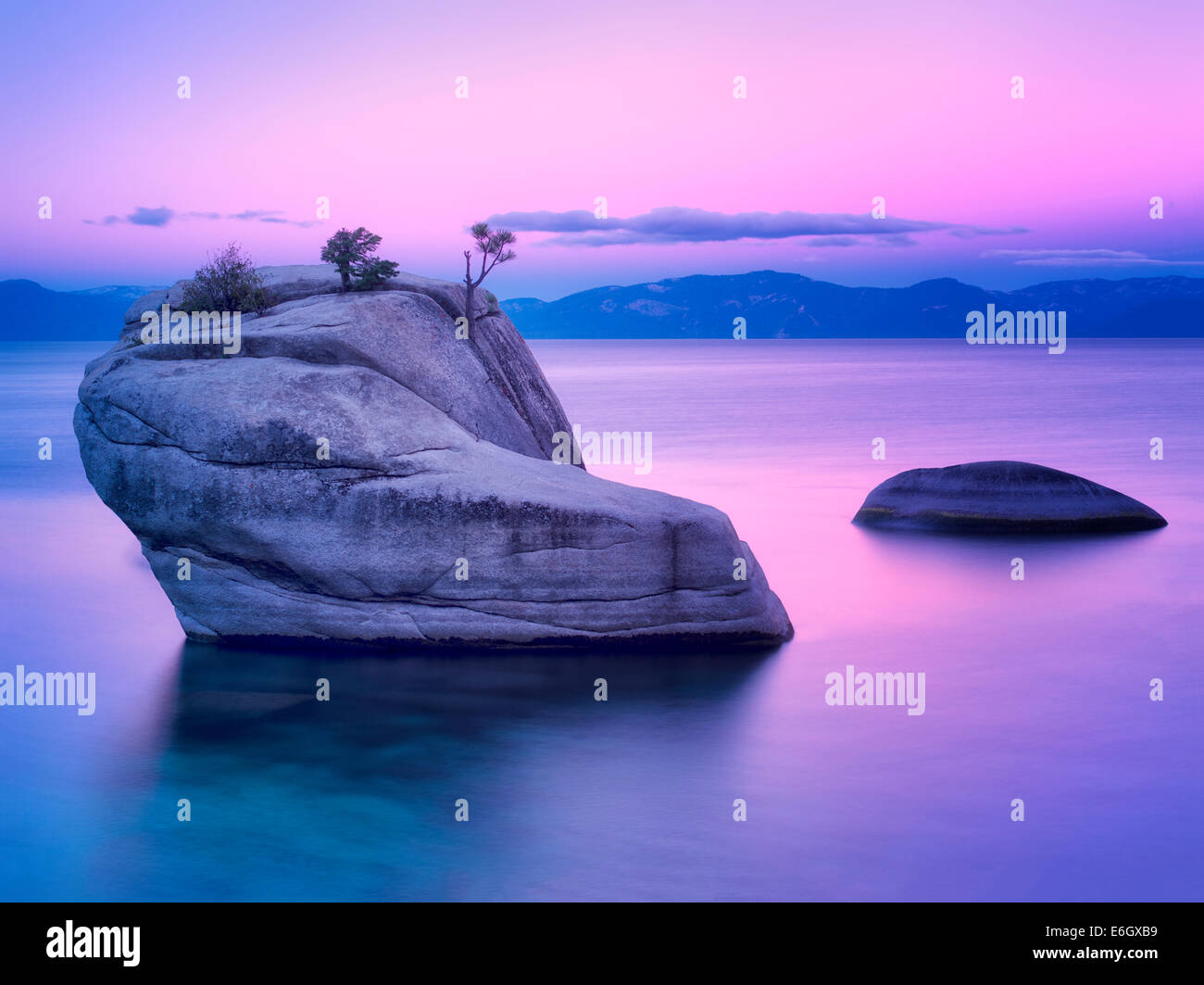 Bonsai Rock au lever du soleil. Lake Tahoe, Nevada Banque D'Images