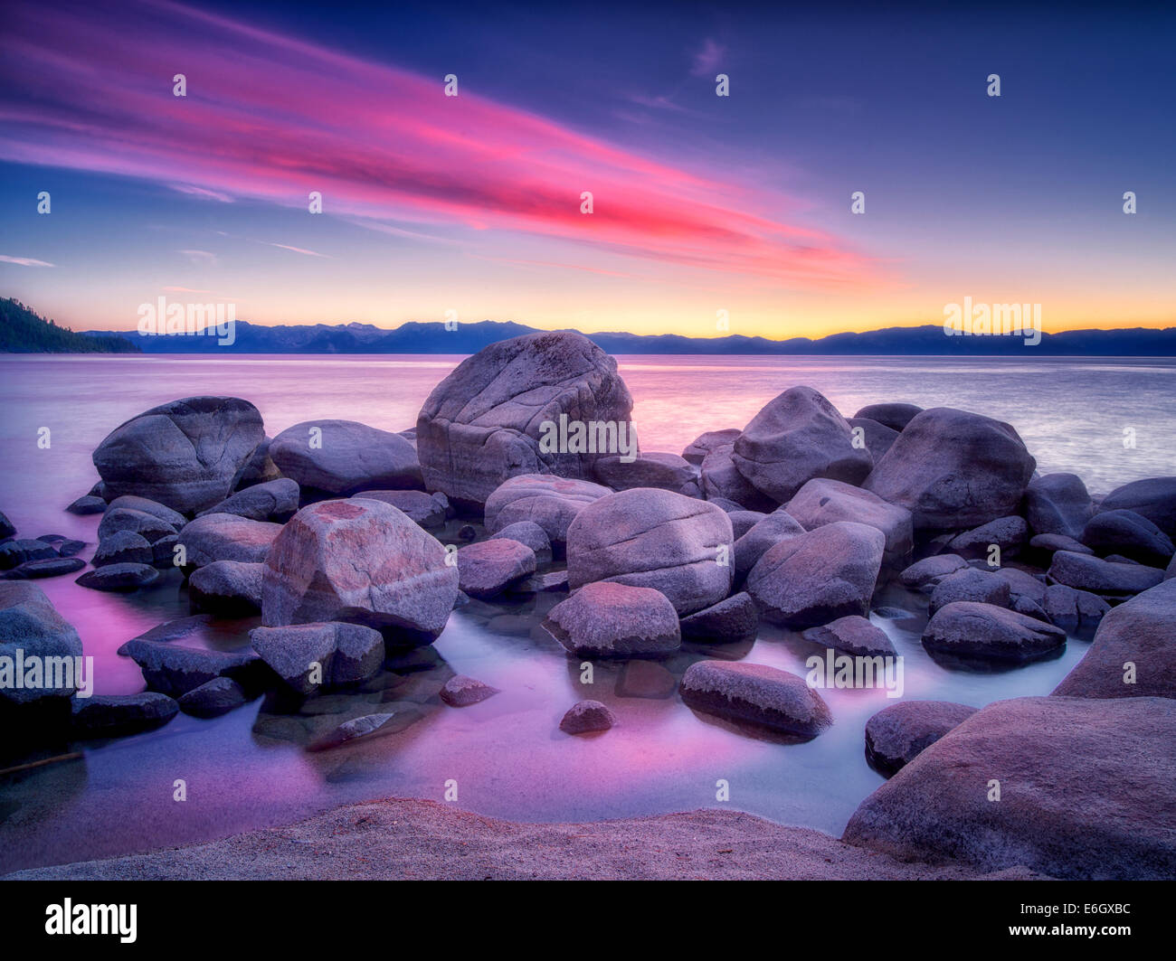 Les roches et le coucher du soleil sur les rochers du littoral de plage de cheminée. Lake Tahoe, Nevada Banque D'Images