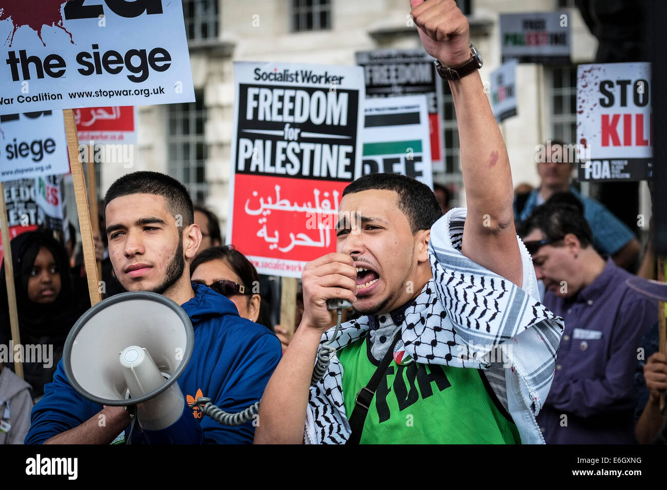 Londres, Royaume-Uni. 23 août, 2014. Pro-Palestinian protestataire mène le chant lors de la manifester devant Downing street contre les ventes d'armes à Israël. Credit : Gordon 1928/Alamy Live News Banque D'Images
