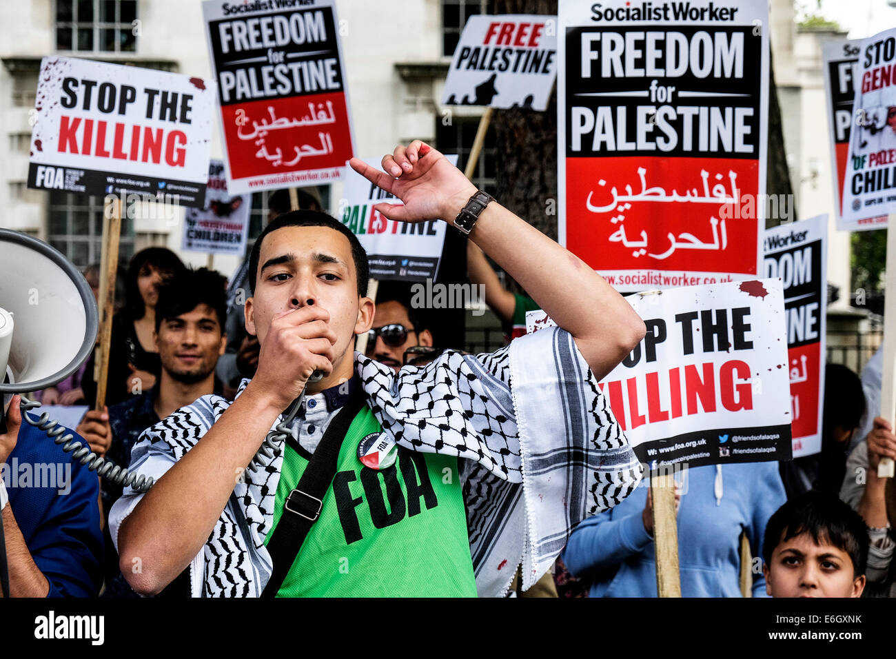 Londres, Royaume-Uni. 23 août, 2014. Un manifestant pro-palestinienne mène le chant lors d'une manifestation devant Downing street contre les ventes d'armes à Israël. Credit : Gordon 1928/Alamy Live News Banque D'Images