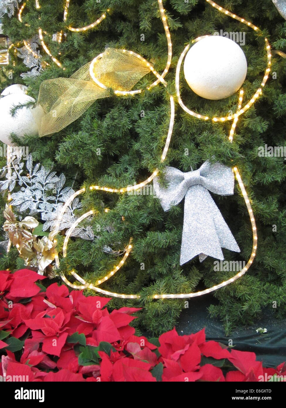 Arrangement de Noël et les vêtements on Christmas Tree Banque D'Images