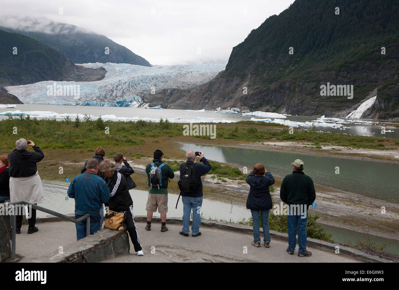 Les passagers des navires de croisière visitez Mendenhall Glacier est un glacier d'environ 12 milles (19 km) de long situé dans Mendenhall Valley, Banque D'Images