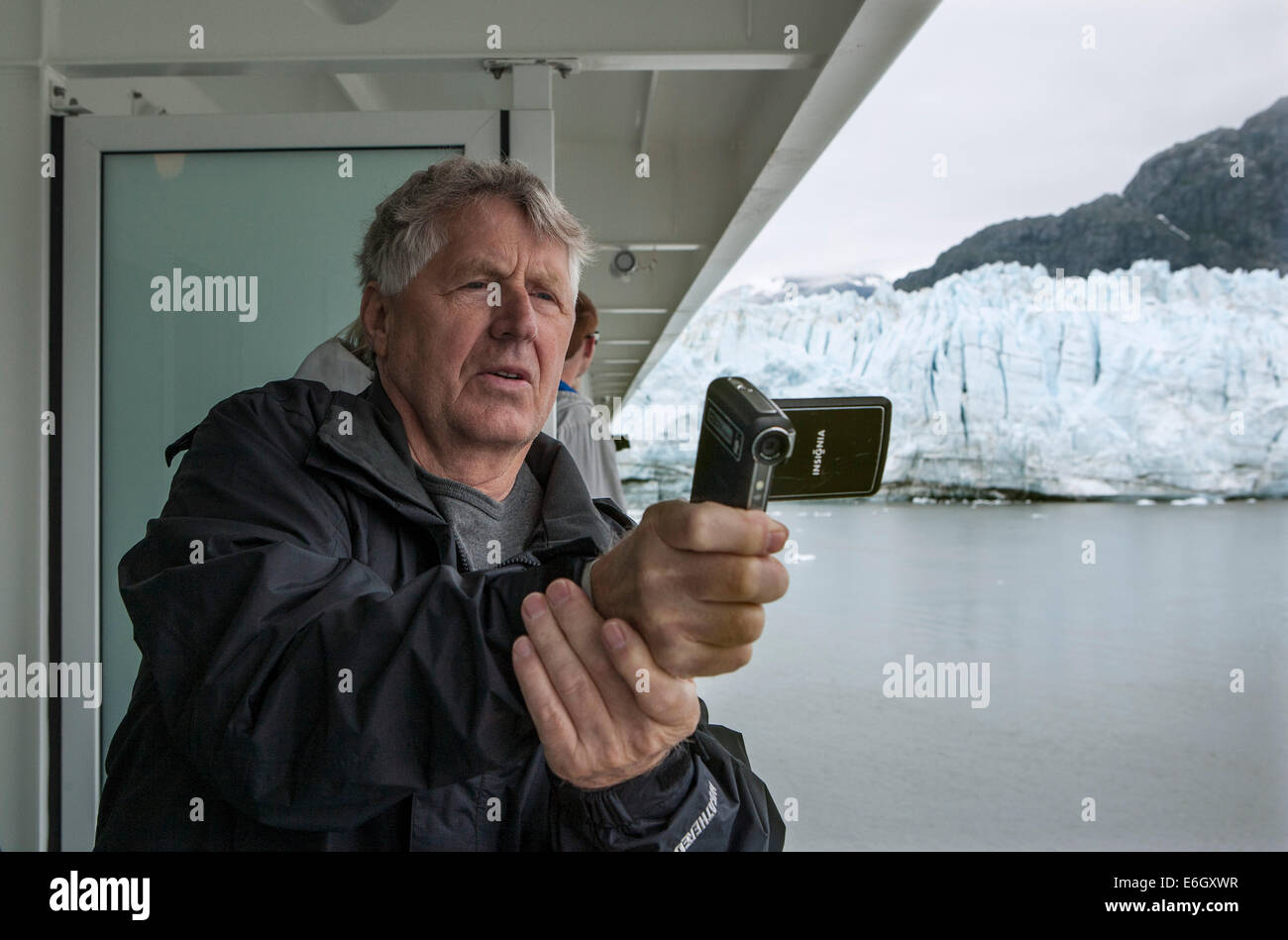 George Twarski les glaciers à partir de films son balcon privé à bord du Norwegian Pearl, un navire de croisière de Norwegian Cruise Line à G Banque D'Images