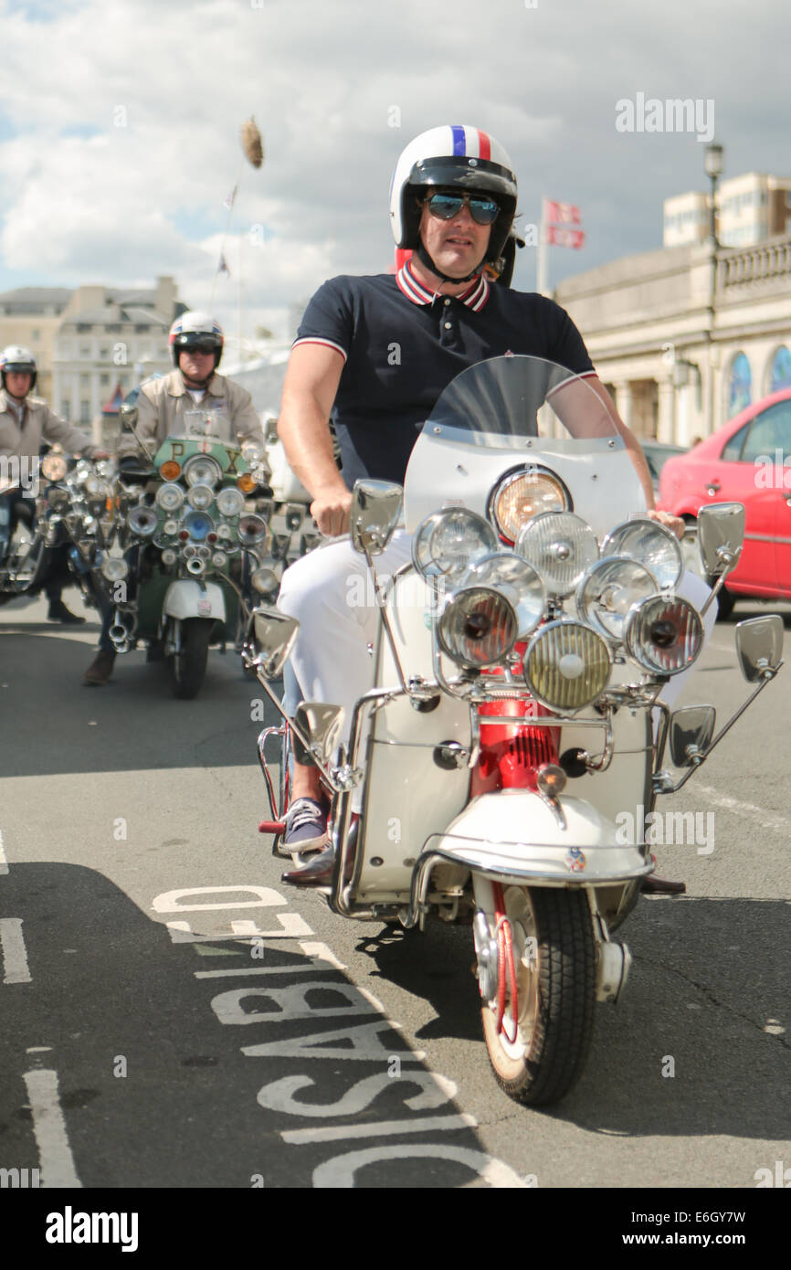 Mod All Weekender, Brighton 2014, Madeira Drive, Brighton, East Sussex, ROYAUME-UNI . Il s'agit d'un rassemblement de la culture Mod britannique événement annuel sur la côte sud de l'Angleterre avec le scooter classique comme mode de transport choisi. 23 août 2014 David Smith/Alamy Live News Banque D'Images