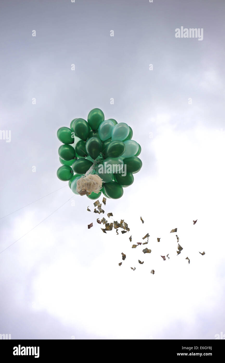 Francfort, Allemagne. 23 août, 2014. Des sacs d'argent attaché à ballons volent à Francfort/Main, Allemagne, 23 août 2014. Un homme a donné à plusieurs milliers d'euros dans le centre de Francfort. L'âge de 49 ans Ackva laissez cinq et dix euros billets de banque drop down qu'il restait sur des ballons. Photo : Andreas Arnold/dpa/Alamy Live News Banque D'Images