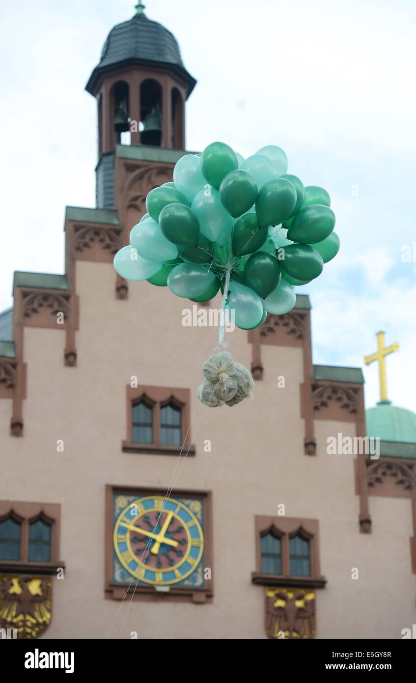 Francfort, Allemagne. 23 août, 2014. Des sacs d'argent attaché à ballons volent à Francfort/Main, Allemagne, 23 août 2014. Un homme a donné à plusieurs milliers d'euros dans le centre de Francfort. L'âge de 49 ans Ackva laissez cinq et dix euros billets de banque drop down qu'il restait sur des ballons. Photo : Andreas Arnold/dpa/Alamy Live News Banque D'Images