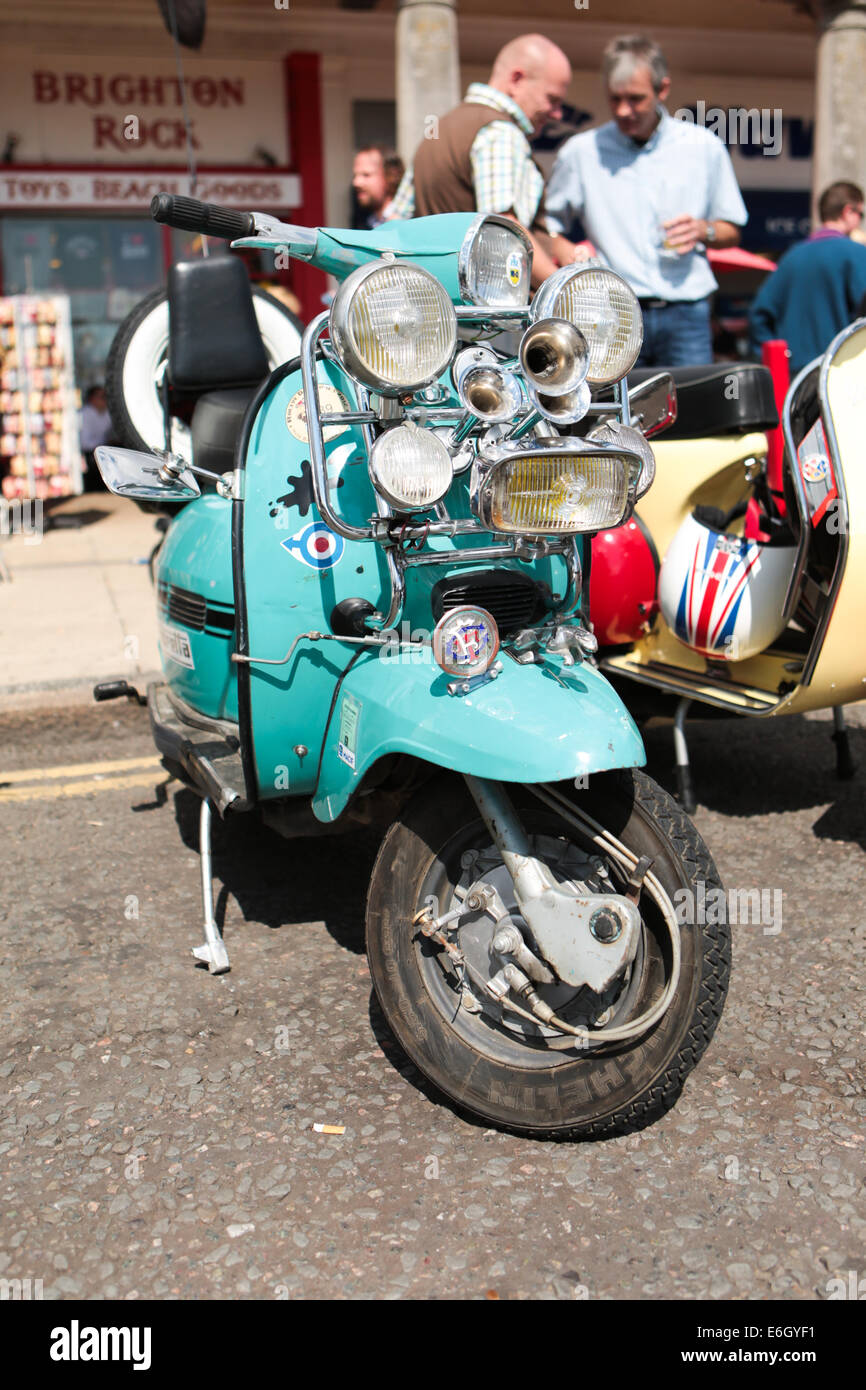 Mod All Weekender, Brighton 2014, Madeira Drive, Brighton, East Sussex, ROYAUME-UNI . Il s'agit d'un rassemblement de la culture Mod britannique événement annuel sur la côte sud de l'Angleterre avec le scooter classique comme mode de transport choisi. 23 août 2014 David Smith/Alamy Live News Banque D'Images