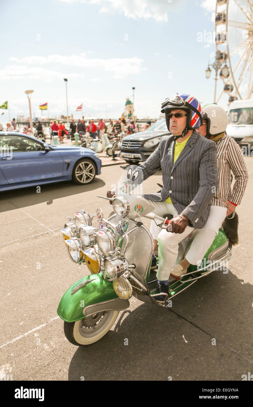 Mod All Weekender, Brighton 2014, Madeira Drive, Brighton, East Sussex, ROYAUME-UNI . Il s'agit d'un rassemblement de la culture Mod britannique événement annuel sur la côte sud de l'Angleterre avec le scooter classique comme mode de transport choisi. 23 août 2014 David Smith/Alamy Live News Banque D'Images