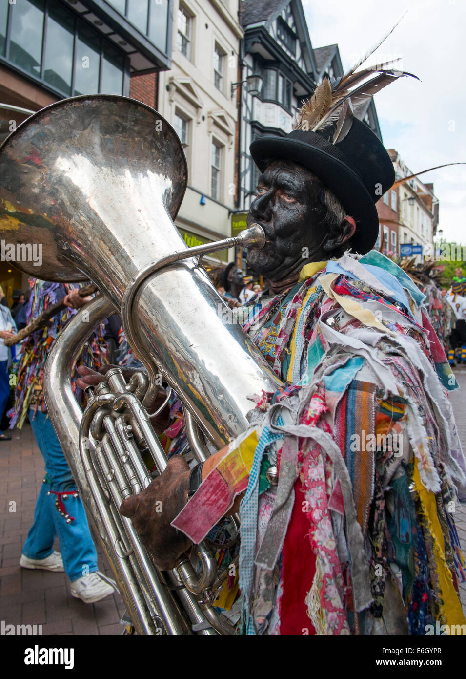 Un musicien avec le Shropshire Bedlams et Martha Rhoden's Tuppeny lave l'exécution dans le centre-ville de Shrewsbury Folk Festival morris dance parade, Shropshire, England, UK Banque D'Images