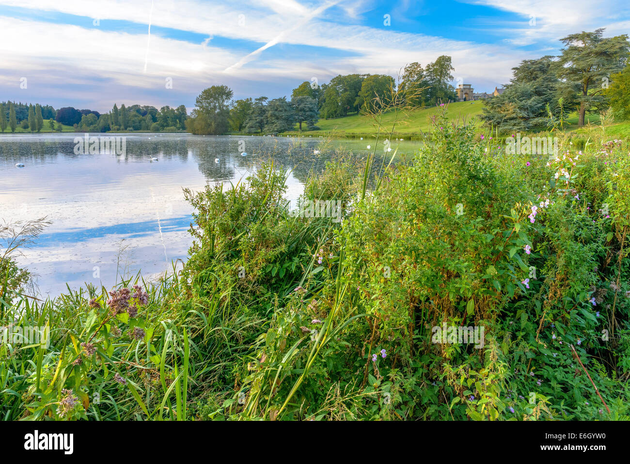 Le lac dans le Palais de Blenheim, ciel bleu avec quelques nuages au coucher du soleil dans l'Oxfordshire, Angleterre Banque D'Images