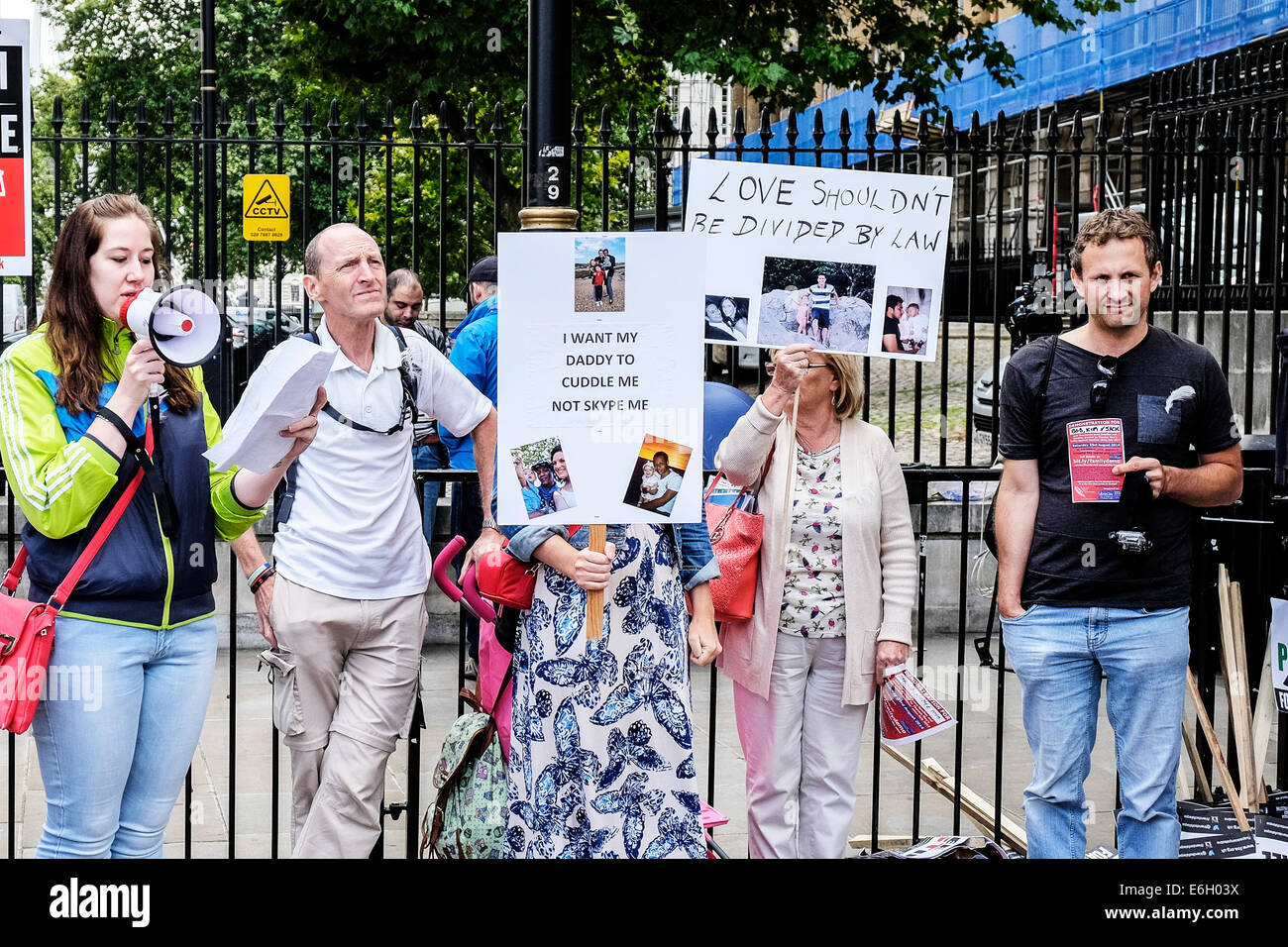 Londres, Royaume-Uni. 23 août, 2014. Manifestants qui protestent contre les règles gouvernementales sur l'immigration familiale. Ces règles s'introduire un nouveau seuil de revenu minimum de £18 600 pour "auteurs du règlement dans le Royaume-Uni d'un conjoint ou partenaire de nationalité non-EEE. Credit : Gordon 1928/Alamy Live News Banque D'Images