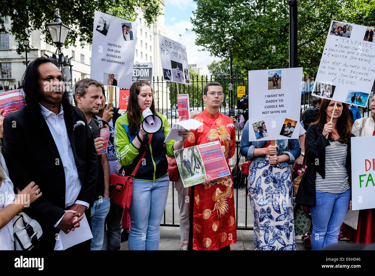 Londres, Royaume-Uni. 23 août, 2014. Manifestants qui protestent contre les règles gouvernementales sur l'immigration familiale. Ces règles s'introduire un nouveau seuil de revenu minimum de £18 600 pour "auteurs du règlement dans le Royaume-Uni d'un conjoint ou partenaire de nationalité non-EEE. Credit : Gordon 1928/Alamy Live News Banque D'Images