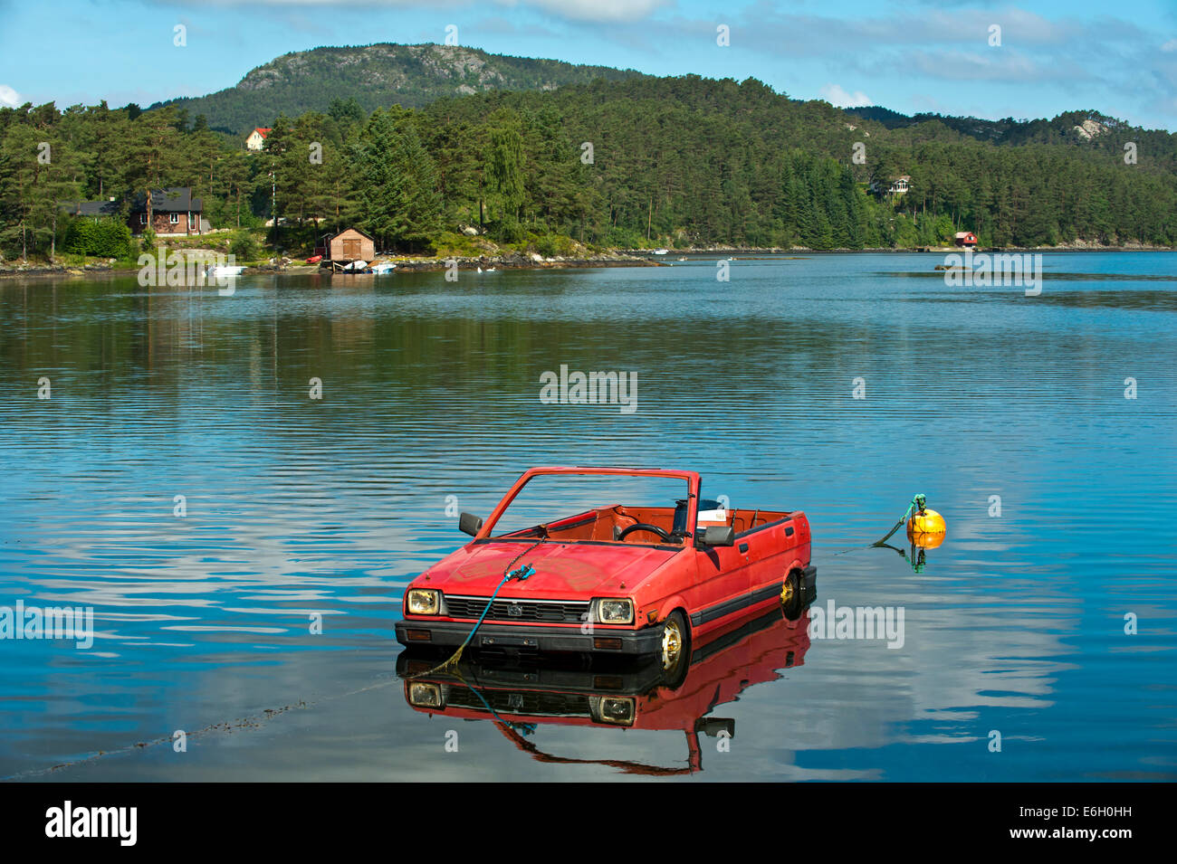 Une Subaru voiture transformé en bateau flottant sur un lac, la Norvège Banque D'Images