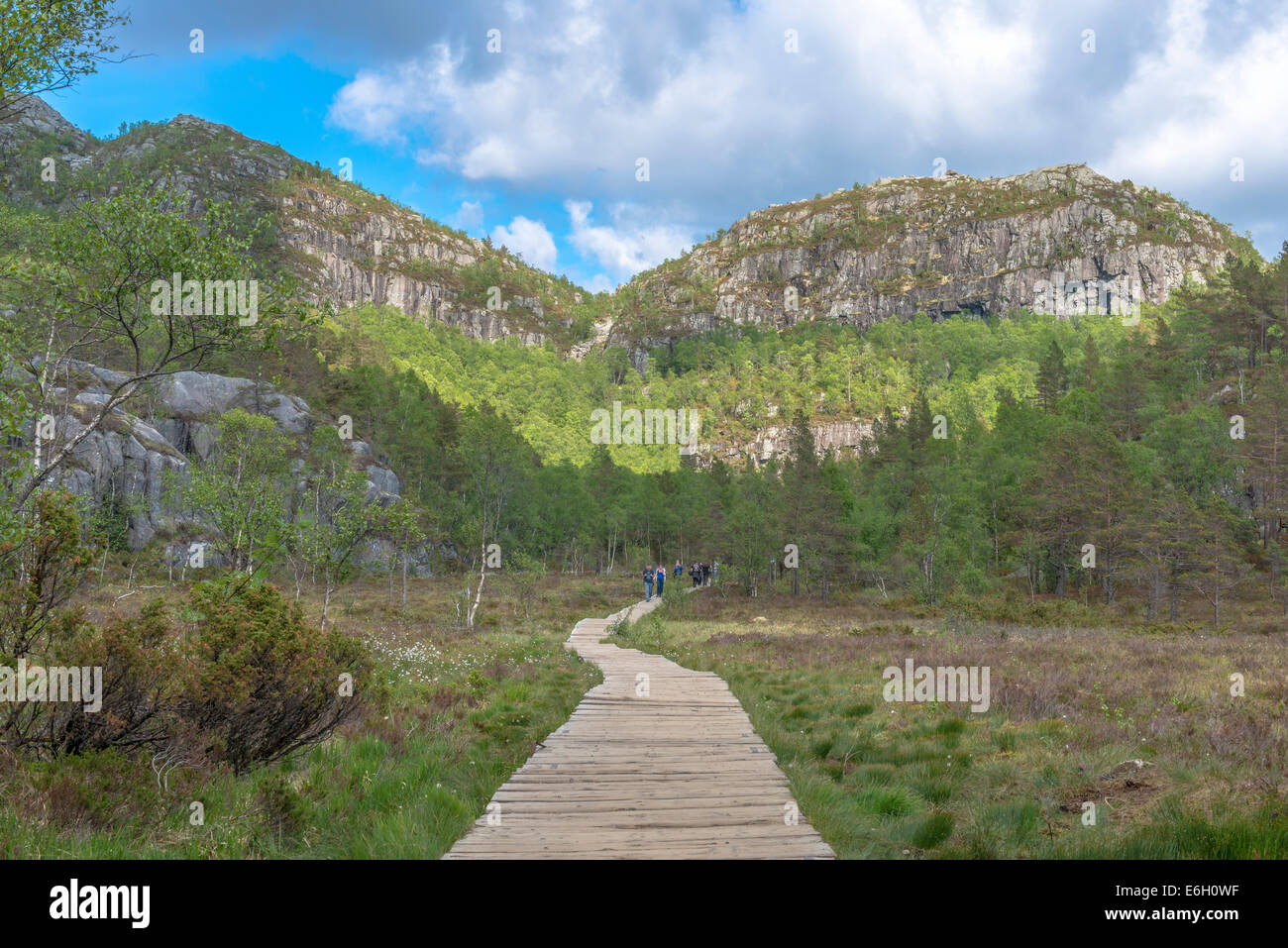 Les randonneurs de retour de Pulpit Rock (Preikestolen) en Norvège Banque D'Images