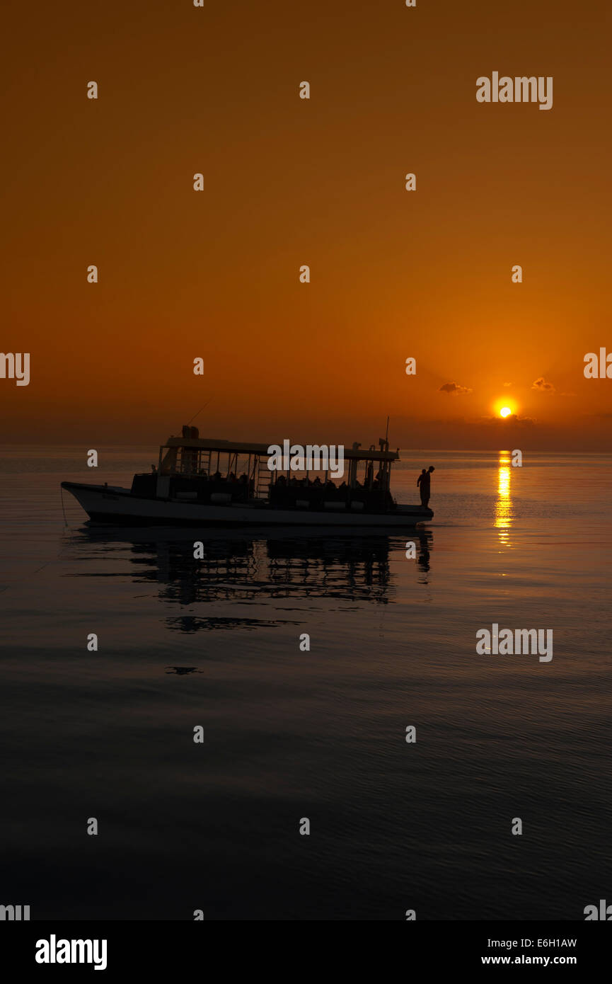 Coucher de soleil sur l'océan Indien aux Maldives Banque D'Images