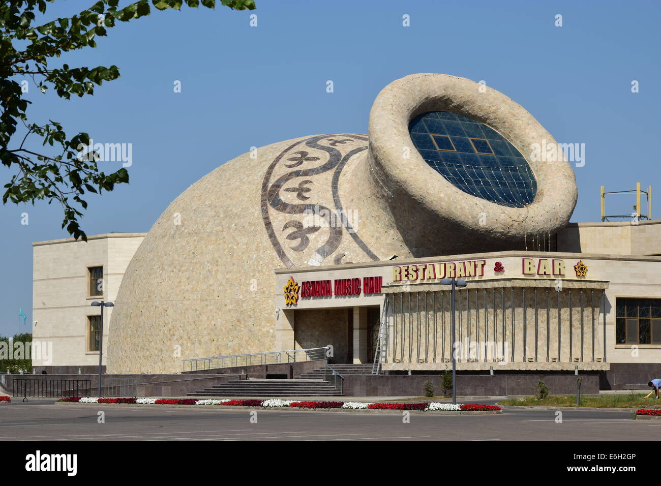 Un bâtiment sous la forme d'une cruche couché sur le côté, à Astana, Kazakhstan Banque D'Images