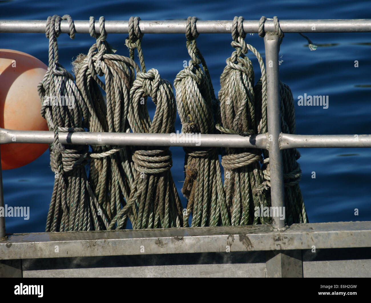 Des cordes attachées sur un bateau de pêche de travail Banque D'Images