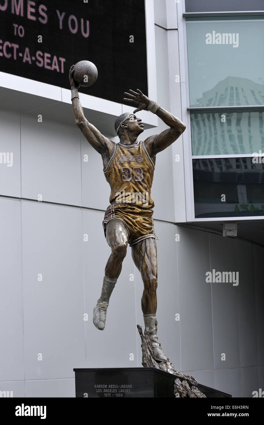 Statue de Kareem Abdul-Jabbar, l'exécution de sa signature. skyhook LA Lakers Staples Center, Los Angeles, Californie, USA Banque D'Images